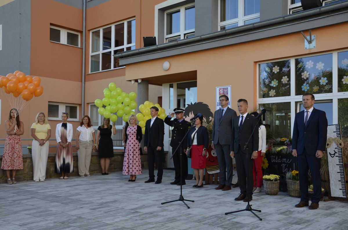 Slavnostně jsme zahájili nový školní rok. Do školy poprvé usedlo 57 prvňáčků